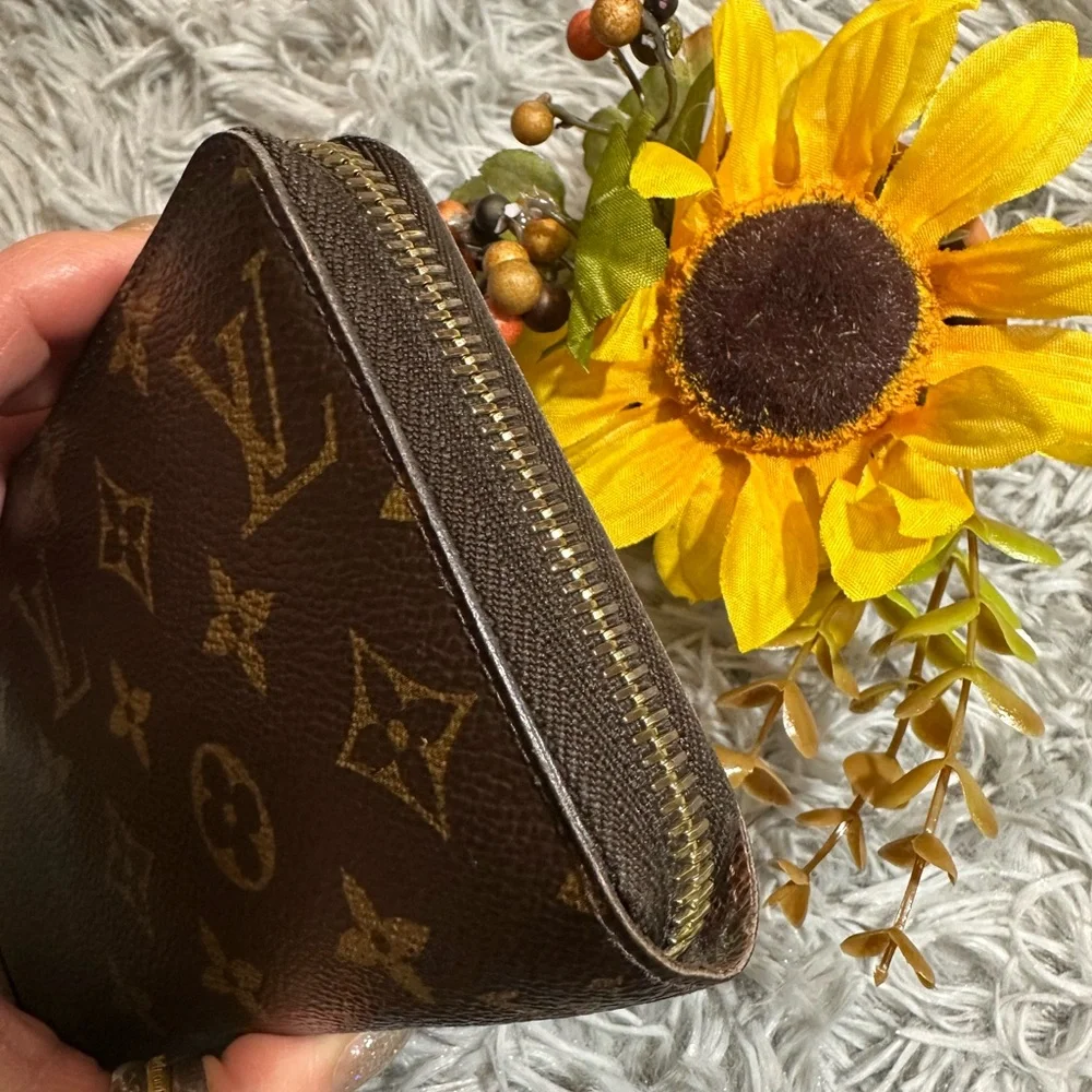 Louis Vuitton Monogram Zippy Wallet - Picture 16 of 16